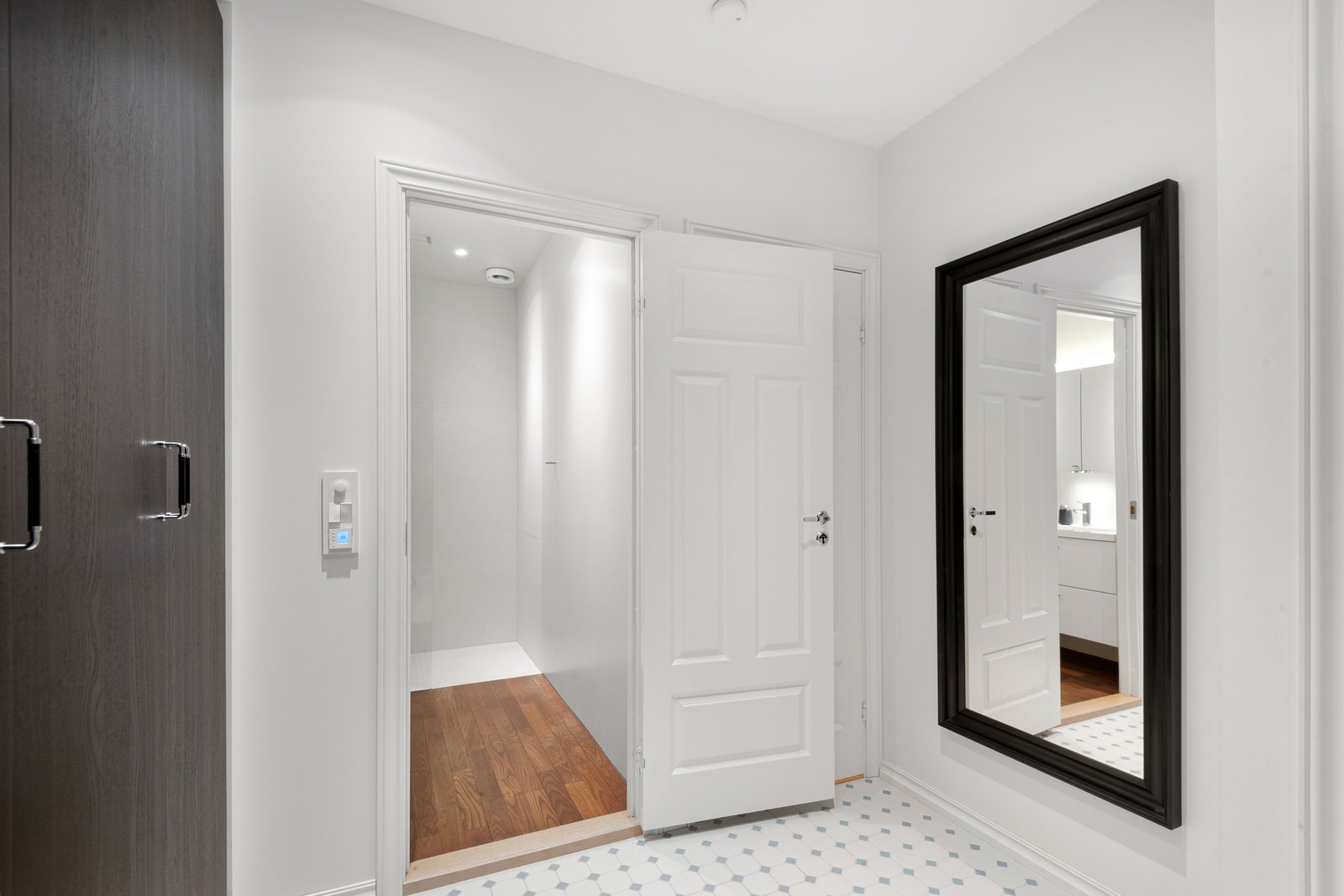 Gang med varmekabler og fliser Galleribilde