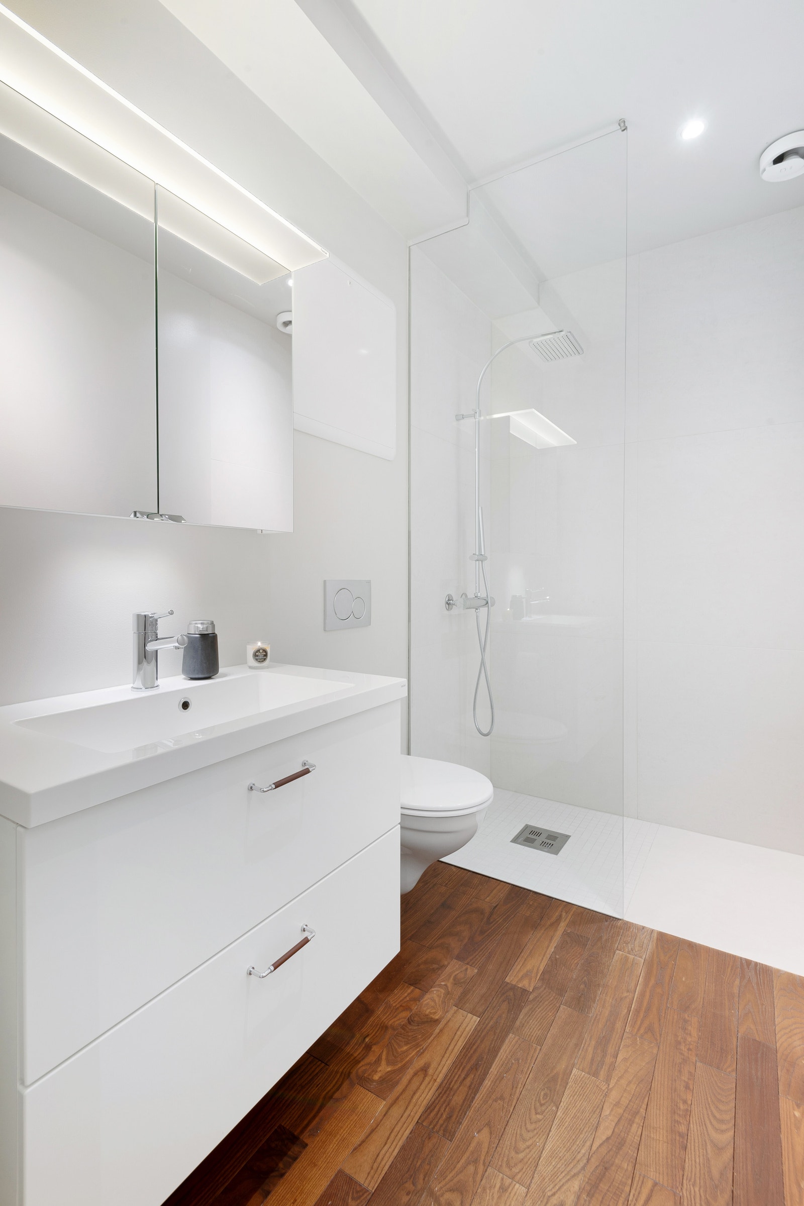 Bad med dusj i første etasje Galleribilde