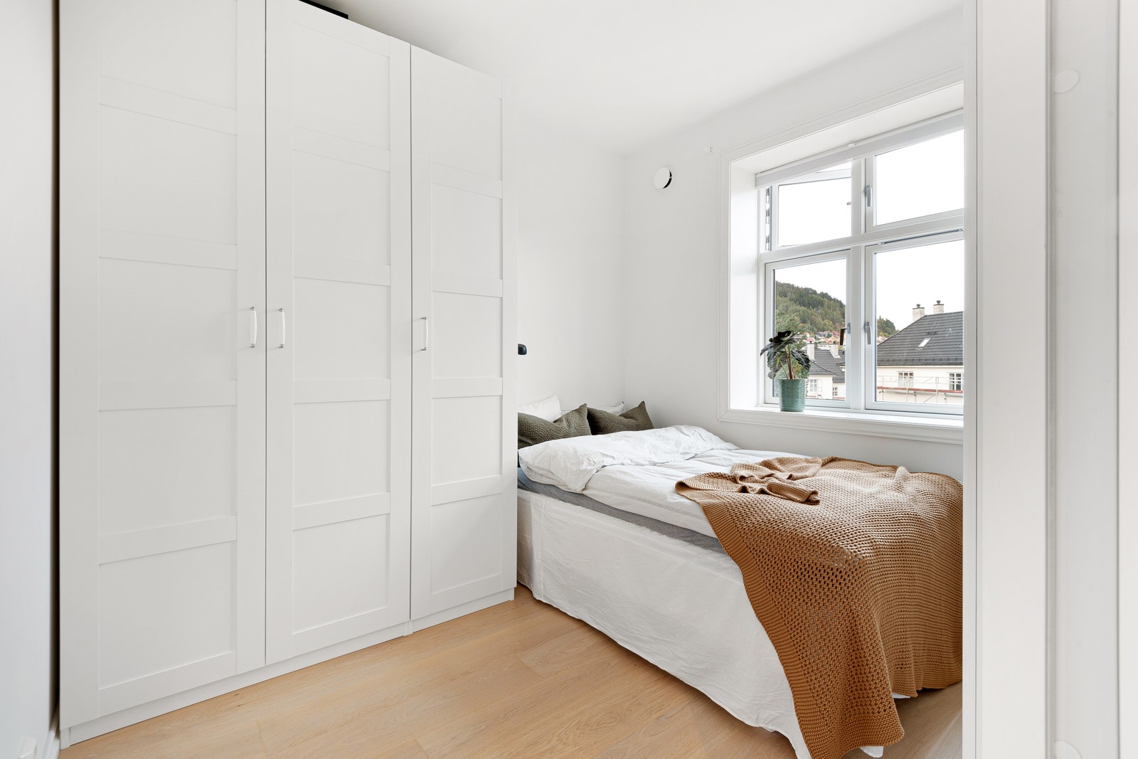 Soverom i første etasje med garderobeskap Galleribilde