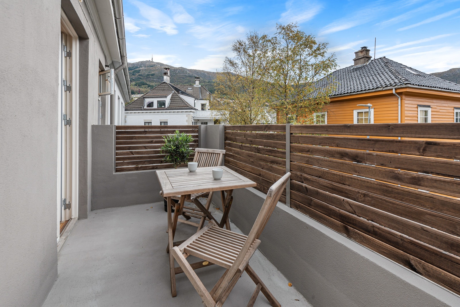 Usjenert balkong med utsikt til Ulriken Galleribilde