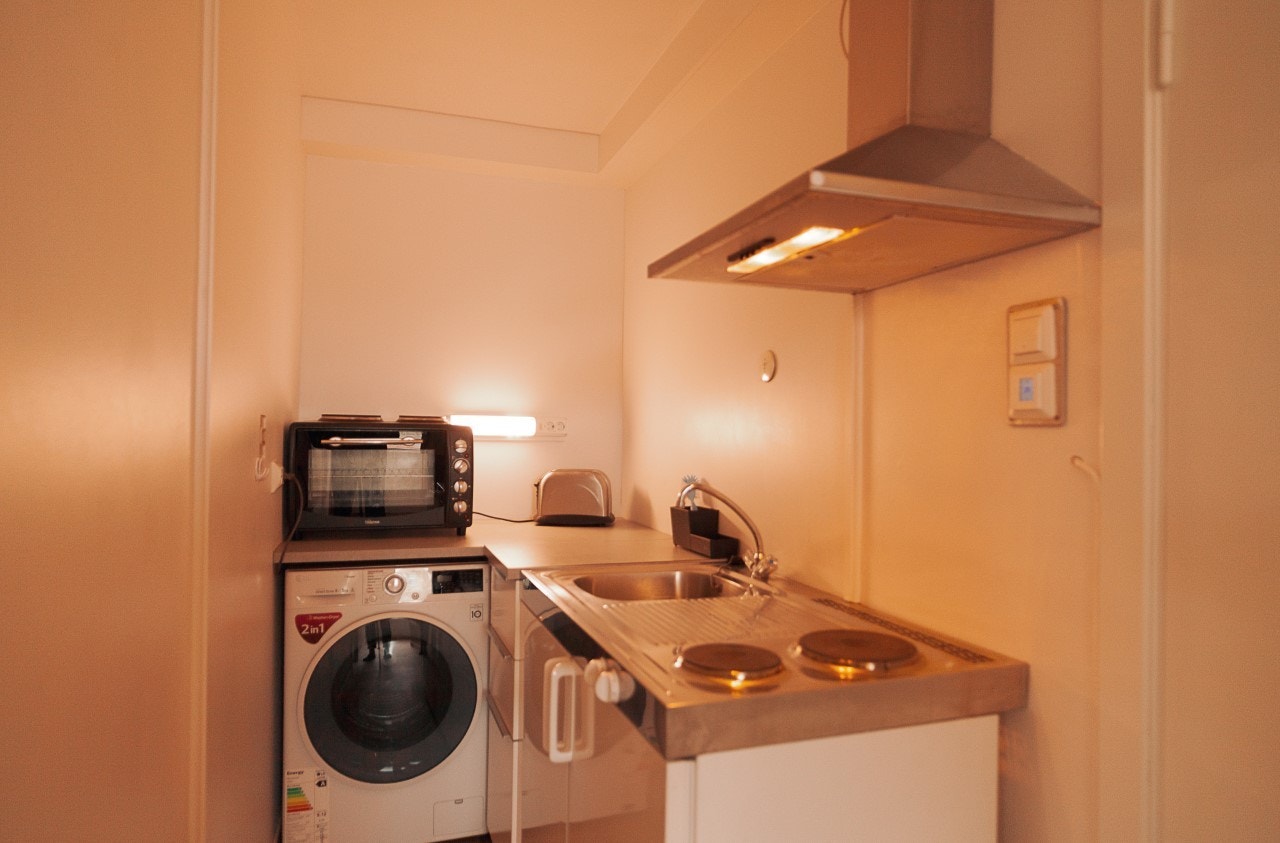 Hybelkjøkken. Her har det kommet hyller for ekstra oppbevaring etter at bildet ble tatt. Galleribilde