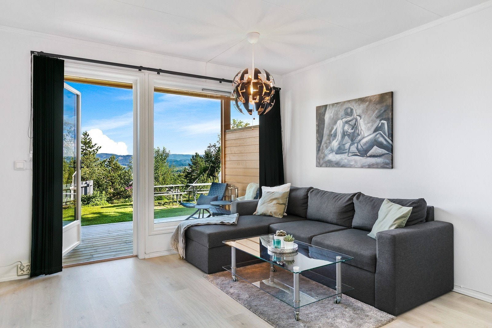 Stue med sofa (kan gjøres om til sovesofa) Galleribilde