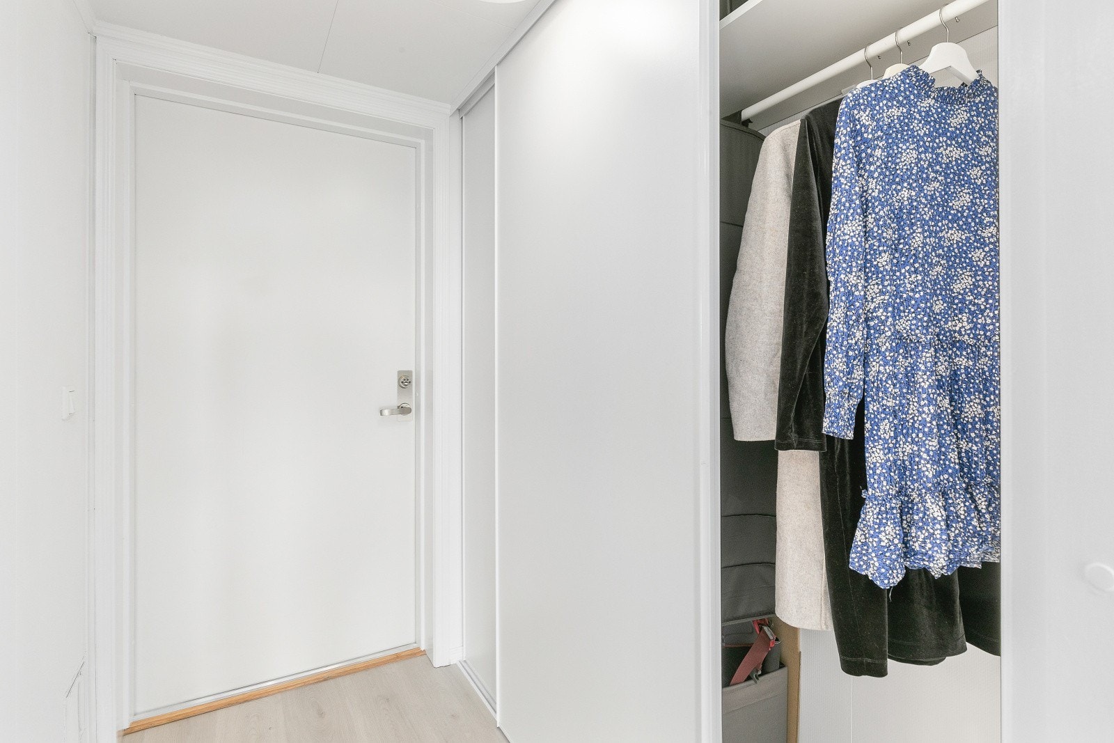 Inngang med garderobeskap Galleribilde