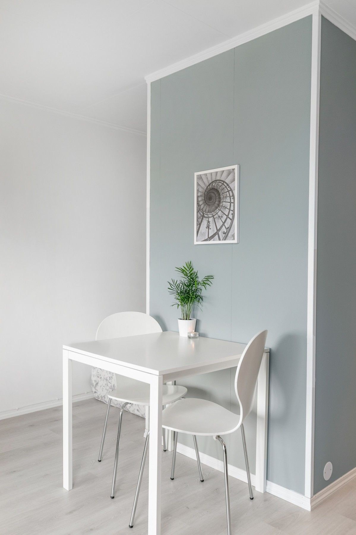 Spisebord med to stoler Galleribilde