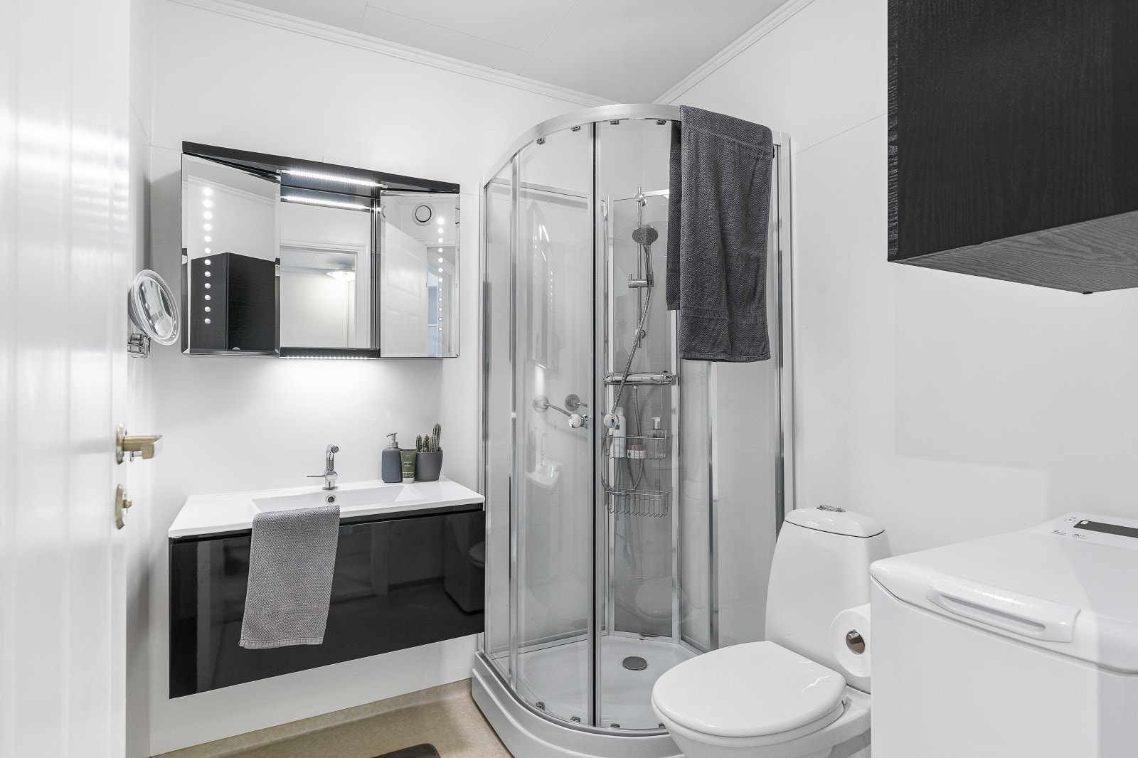 Bad med dusjkabinett og vaskemaskin Galleribilde