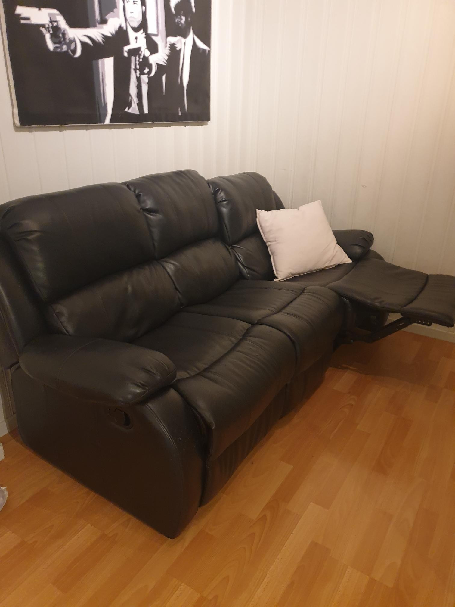 Sofa i kunstskinn, recliner | FINN.no Sofa i kunstskinn, recliner | FINN.no