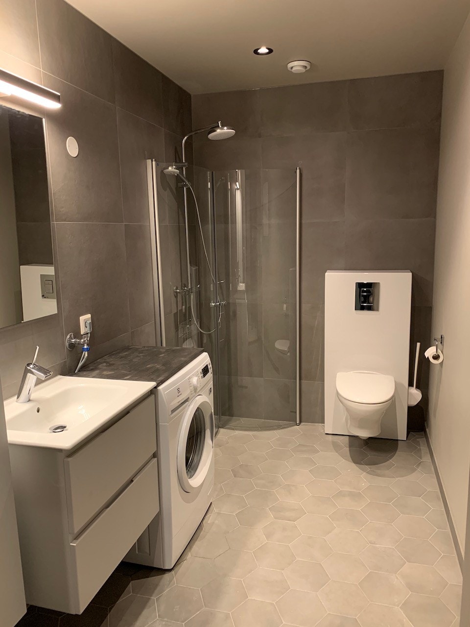 Flislagt bad med vaskemaskin Galleribilde