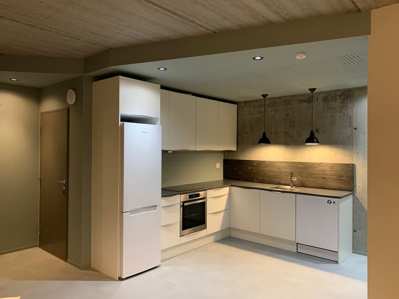 Kjøkken med kvitevarer Galleribilde