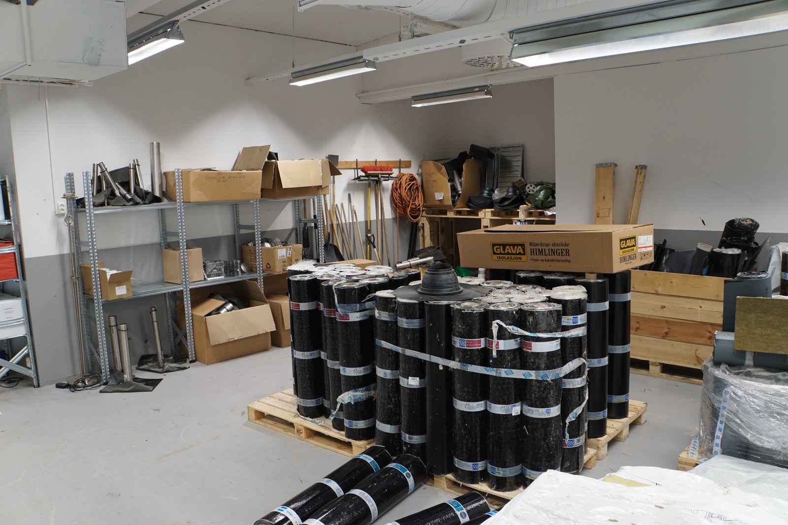 Epoxy på gulvet og reoler på veggen Galleribilde
