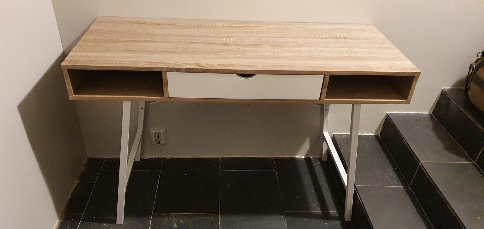 Abbetved skrivebord, eikhvit Reservert | FINN.no RESERVERT. Skrivebord ABBETVED eikhvit. | FINN.no