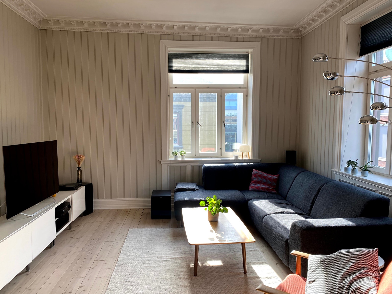 Hjørnestuen vender mot syd og vest. Dette sørger for gode sol- og lysforhold. Galleribilde
