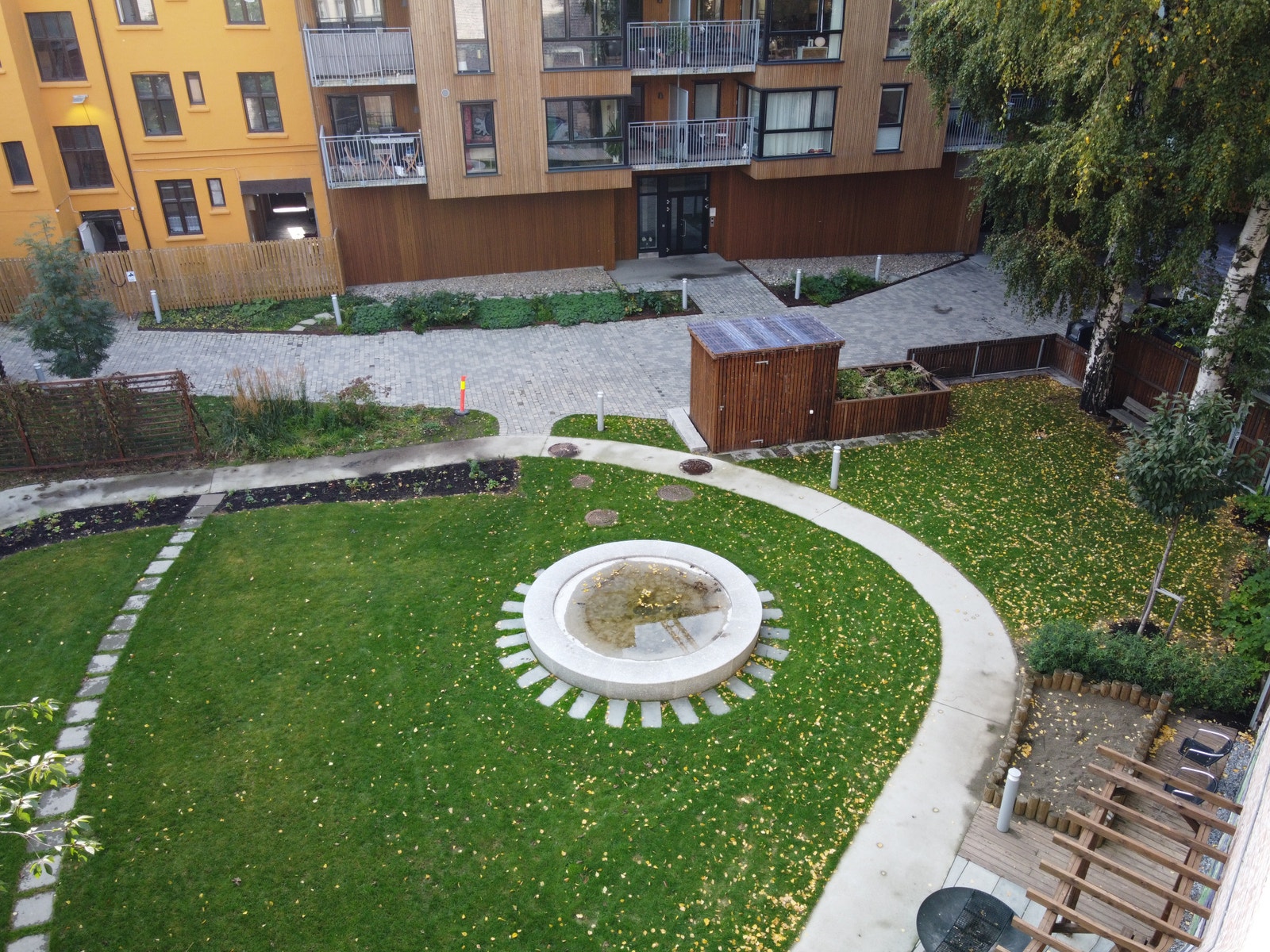 Flott og nylig etablert bakgård med mange sitteplasser og grillmuligheter. Galleribilde