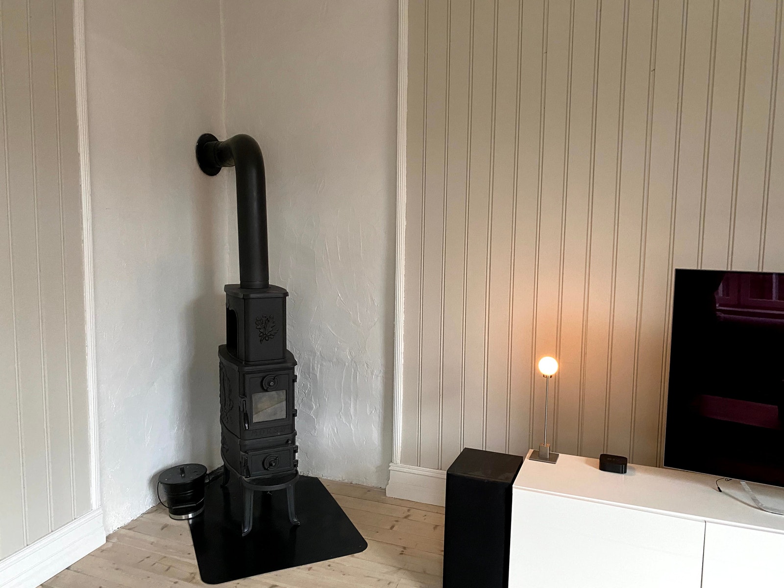 Peisovnen i hjørnestuen er praktisk plassert og byr på både varme og hygge. Denne blir fort midtpunktet på sene høst- og vinterkvelder. Galleribilde