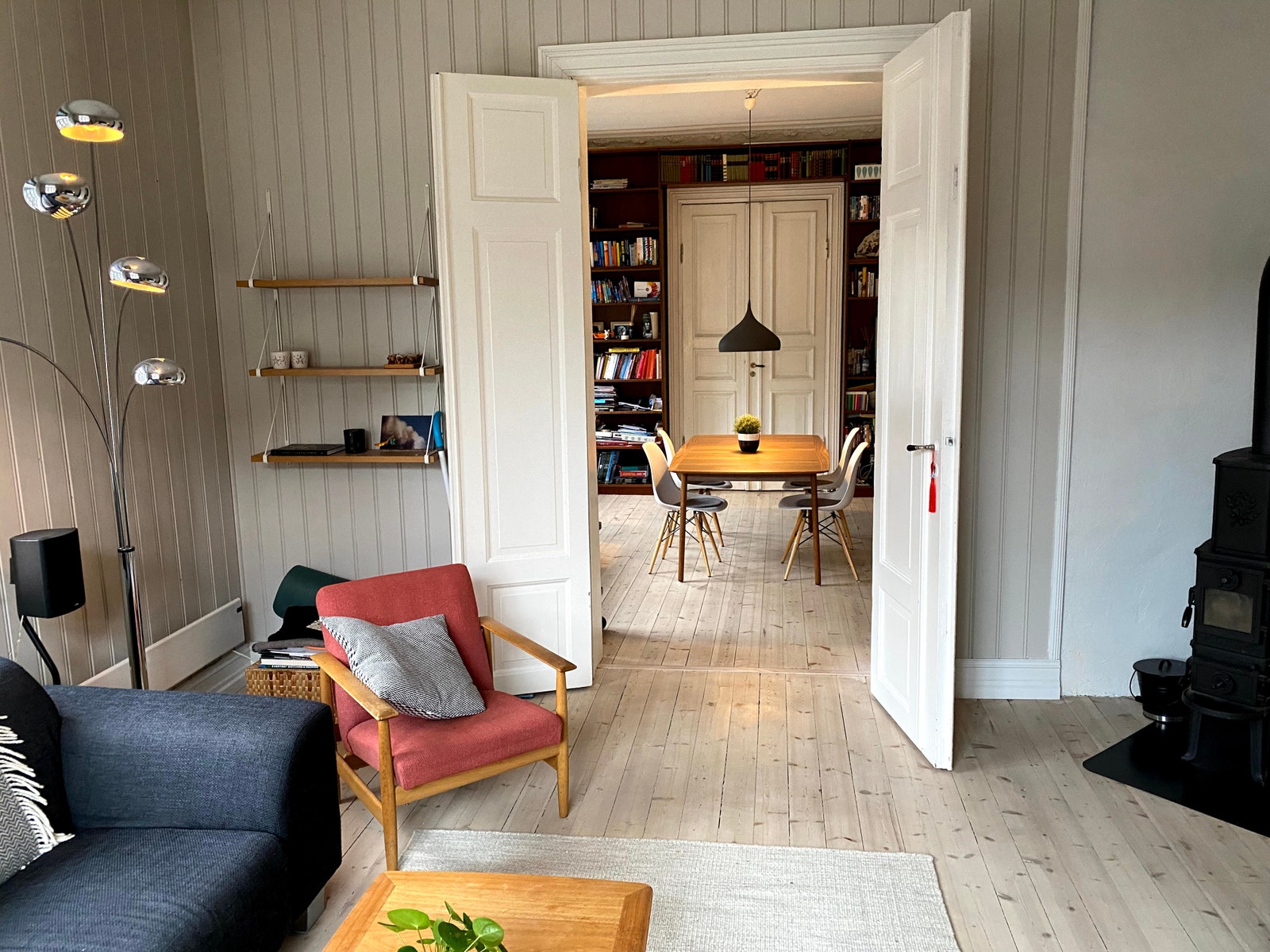 Utsikt fra stue til spisestue / bibliotek Galleribilde
