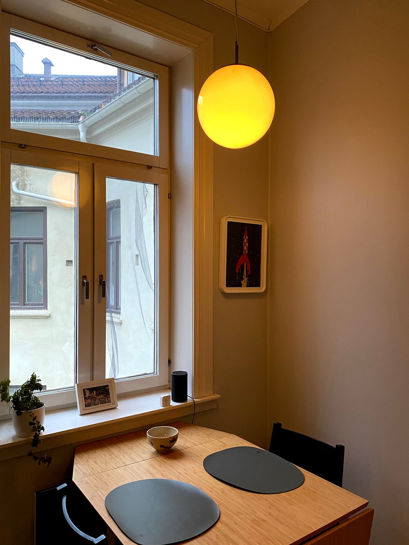 Kjøkkenet har god størrelse med plass til et spisebord ved vinduet. Integrert komfyr og steketopp samt oppvaskmaskin. Galleribilde