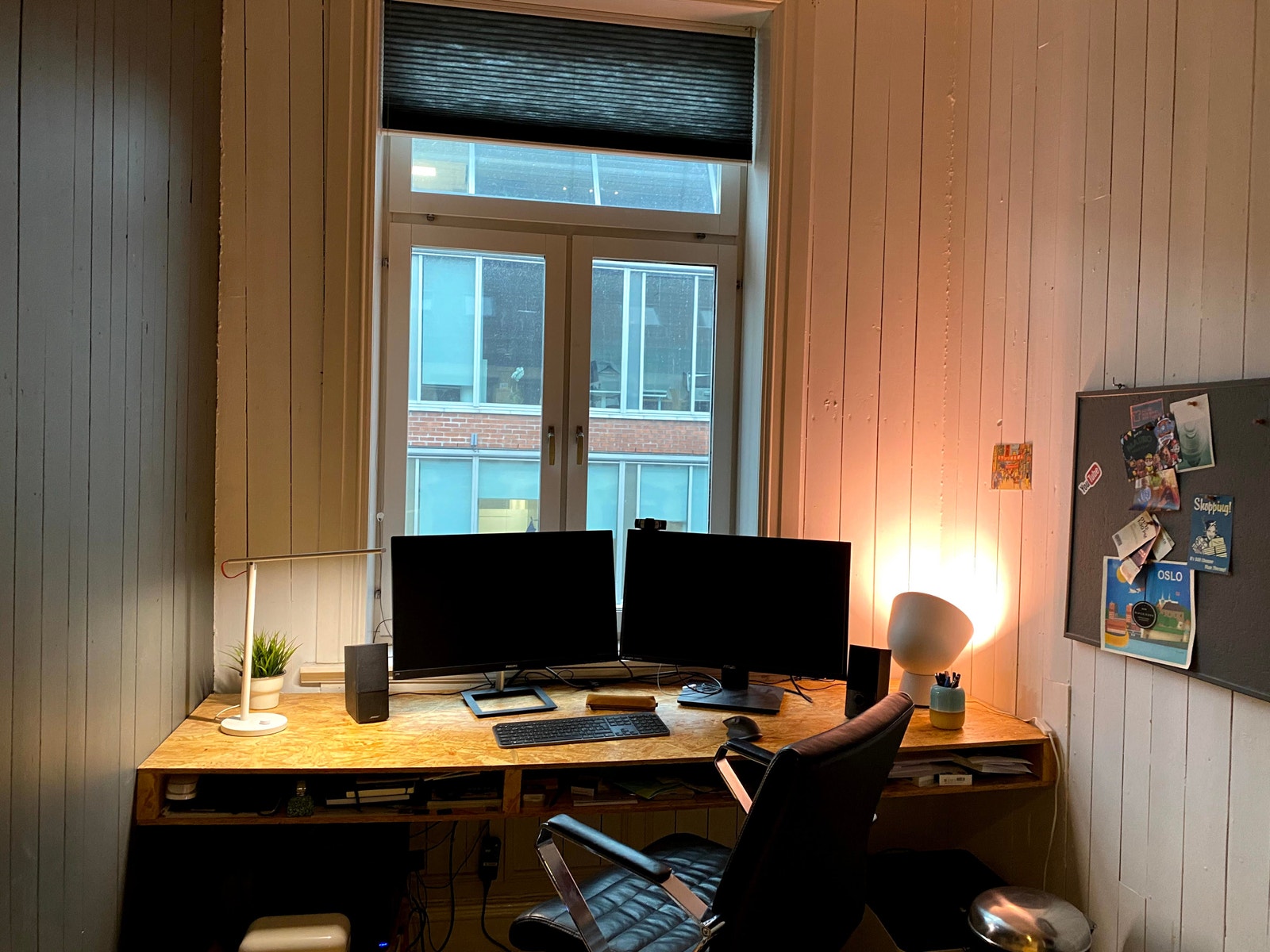 Soverom 2 kan benyttes som et kontor som vist på bildet. Det har en praktisk hemsløsning som kan brukes som ekstra soveplass. Galleribilde