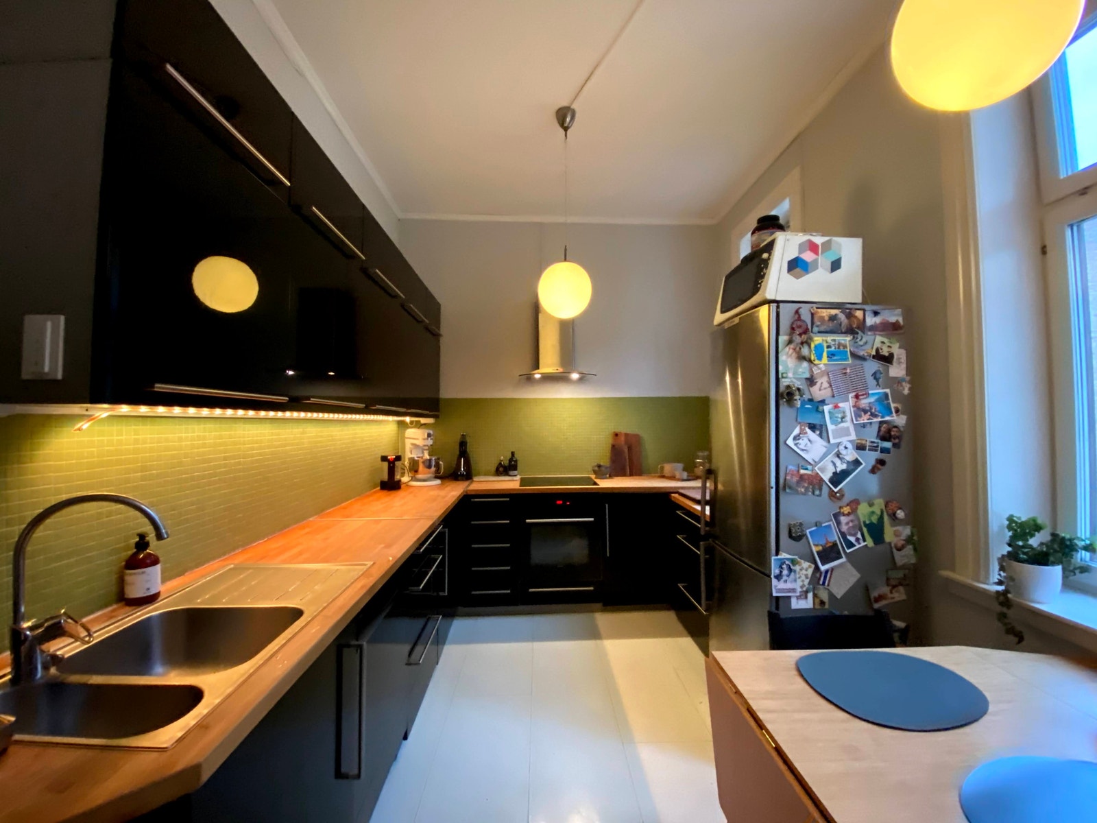 Kjøkkenet har god størrelse med plass til et spisebord ved vinduet. Integrert komfyr og steketopp samt oppvaskmaskin. Galleribilde