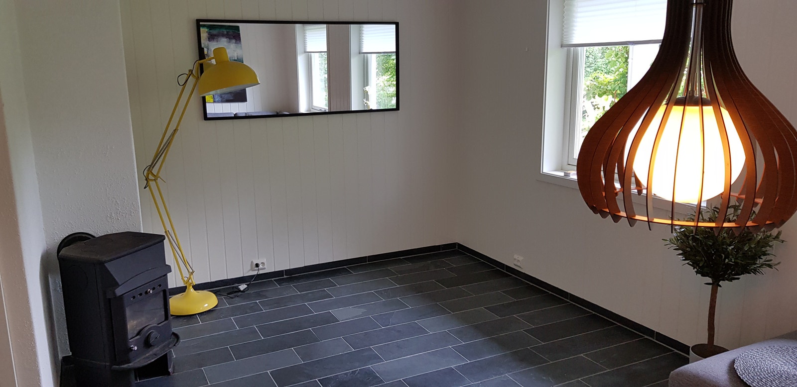 Spisebord og 4 stoler ble montert etter at bildet ble tatt. Galleribilde