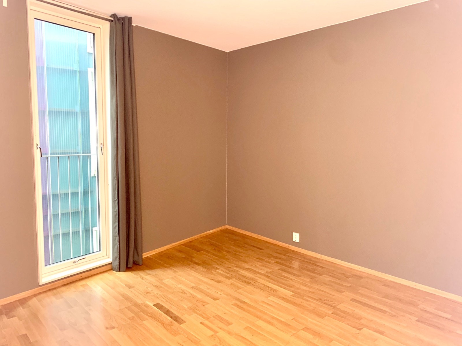 Soverom med fransk balkong mot rolig bakgård Galleribilde