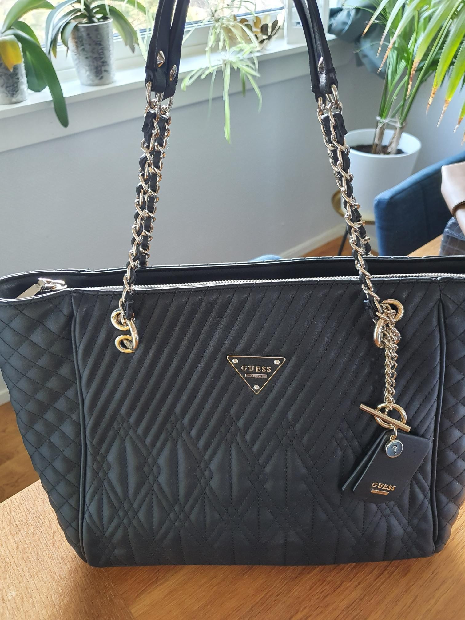 Stor og flott veske Guess Som ny | FINN.no Guess veske i perfekt stand | FINN.no