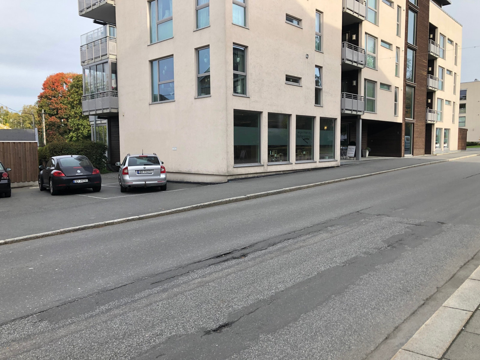 Fasade med profileringsvinduer og parkering Galleribilde