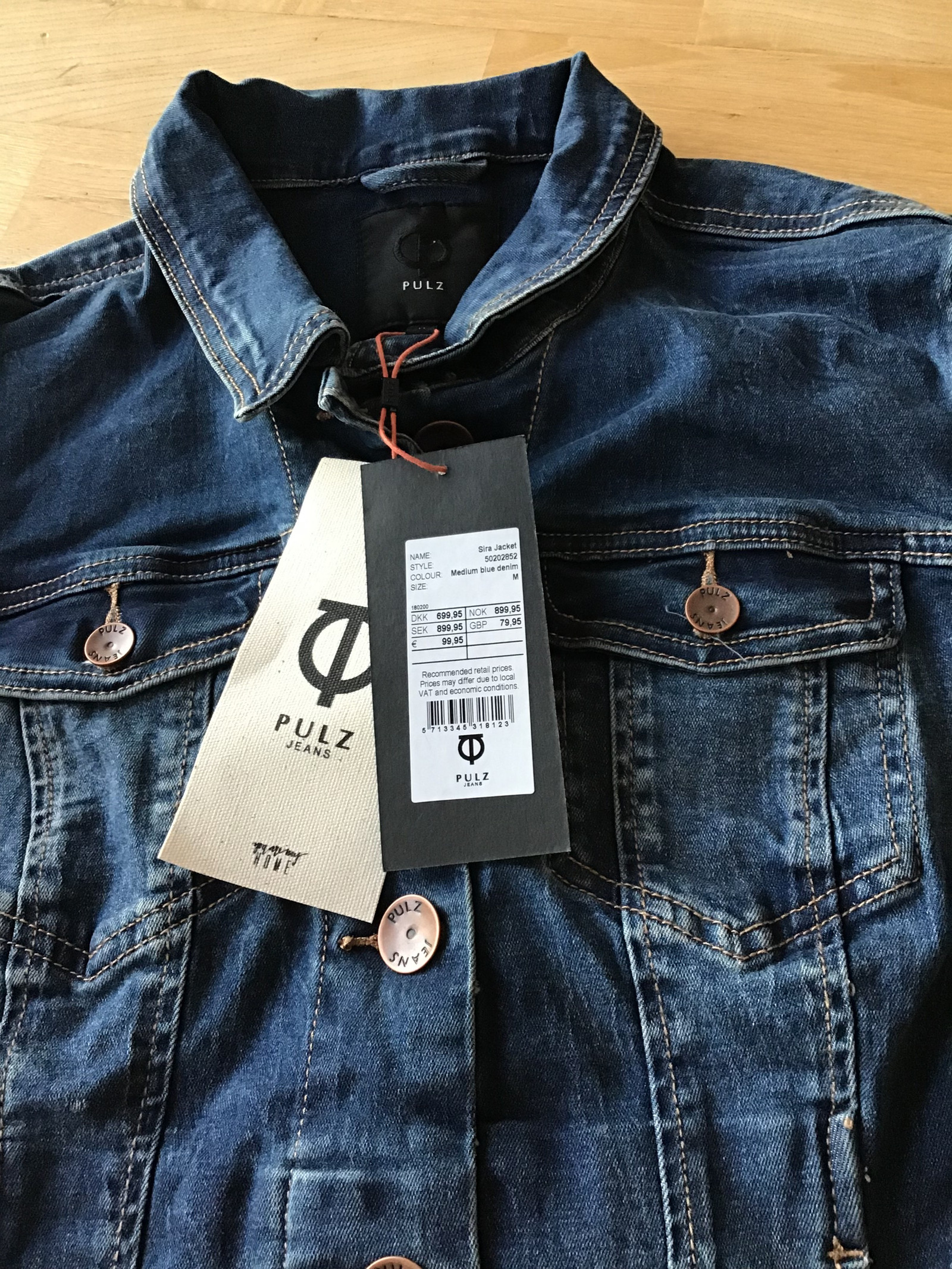 Kul dongrijakke fra Pulzjeans str M. (Ubrukt) | FINN.no Kul, svart genser fra Pulz Jeans | FINN.no