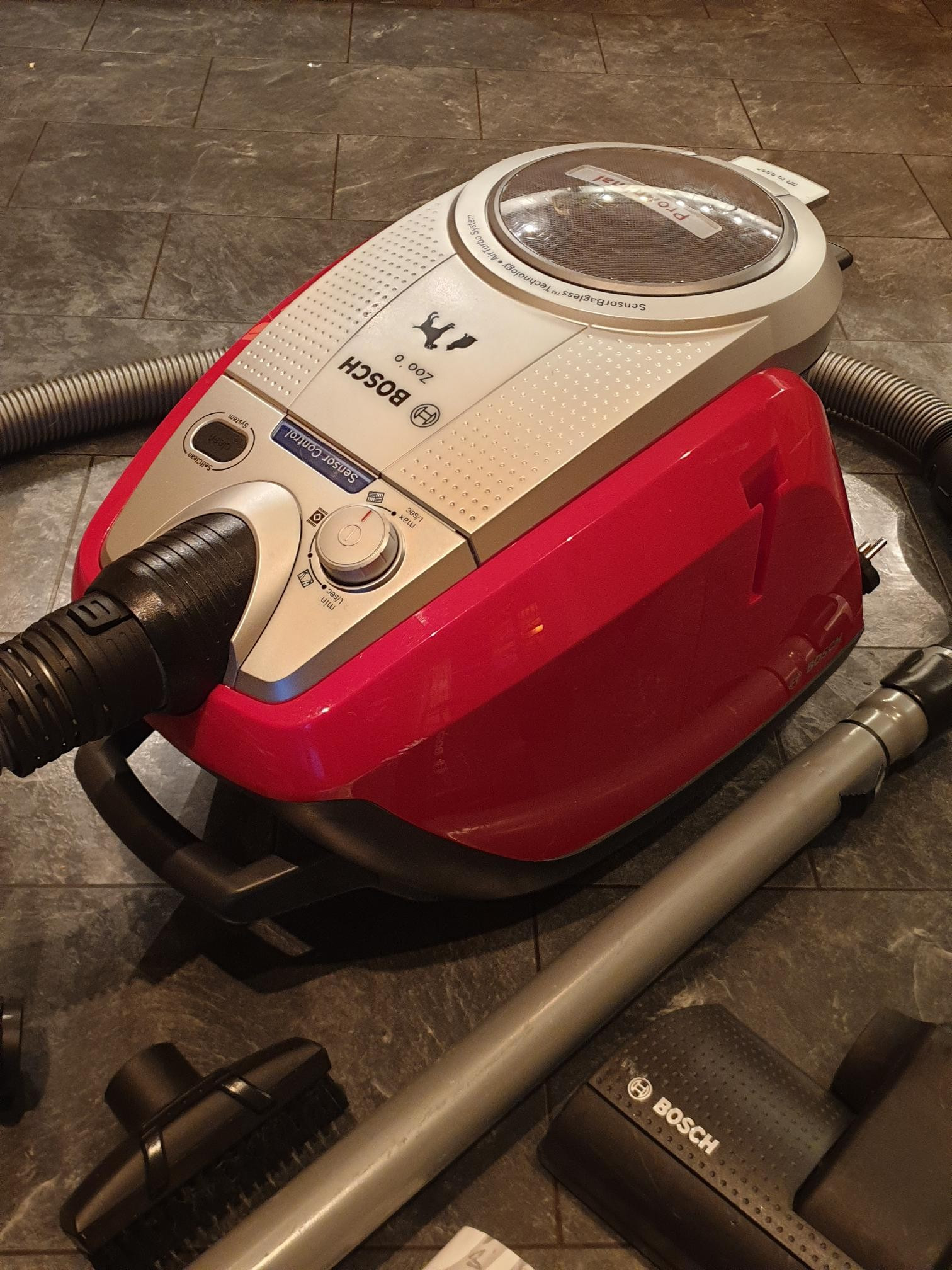 Bosch BGS5335 ProAnimal poseløs støvsuger | FINN.no BOSCH BGS5335 Støvsuger, poseløs
