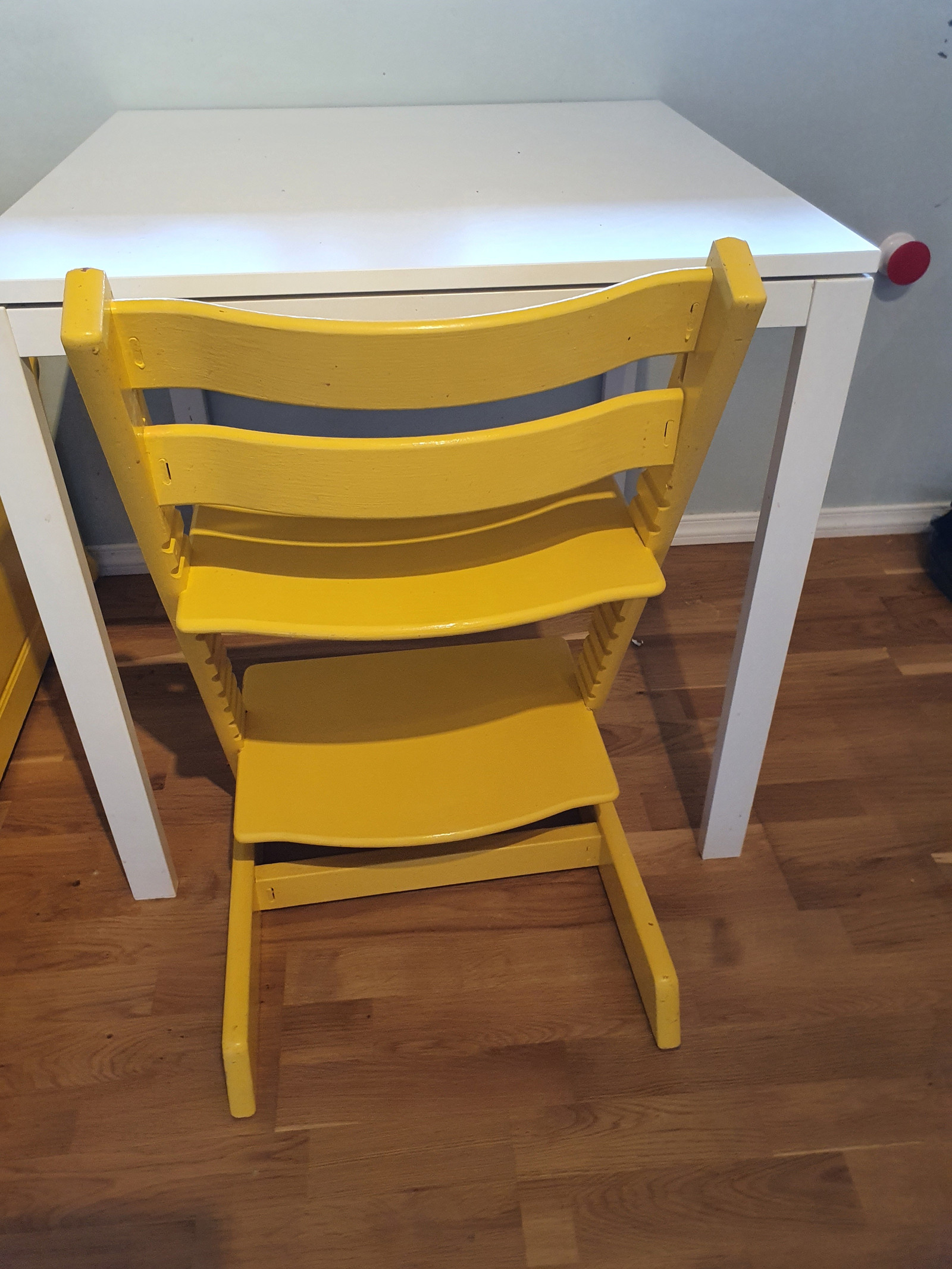Stokke tripp trapp stol malt i gul (reservert ut 13.10 Stokke tripp trapp stol malt i gul (reservert ut 13.10