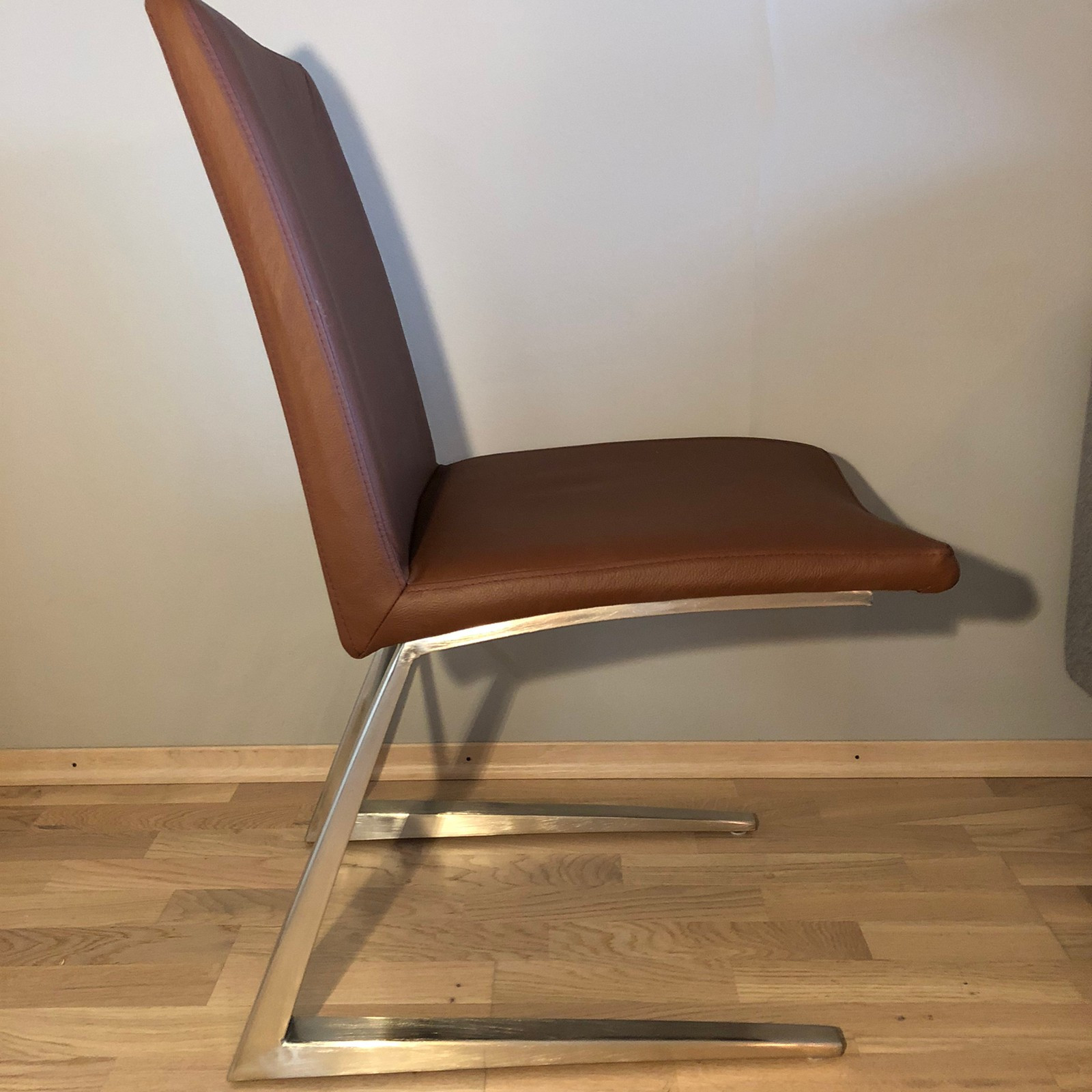 Mariposa Deluxe stoler | FINN.no Hel og fin stol, trukket med brunt kunstskinn | FINN.no