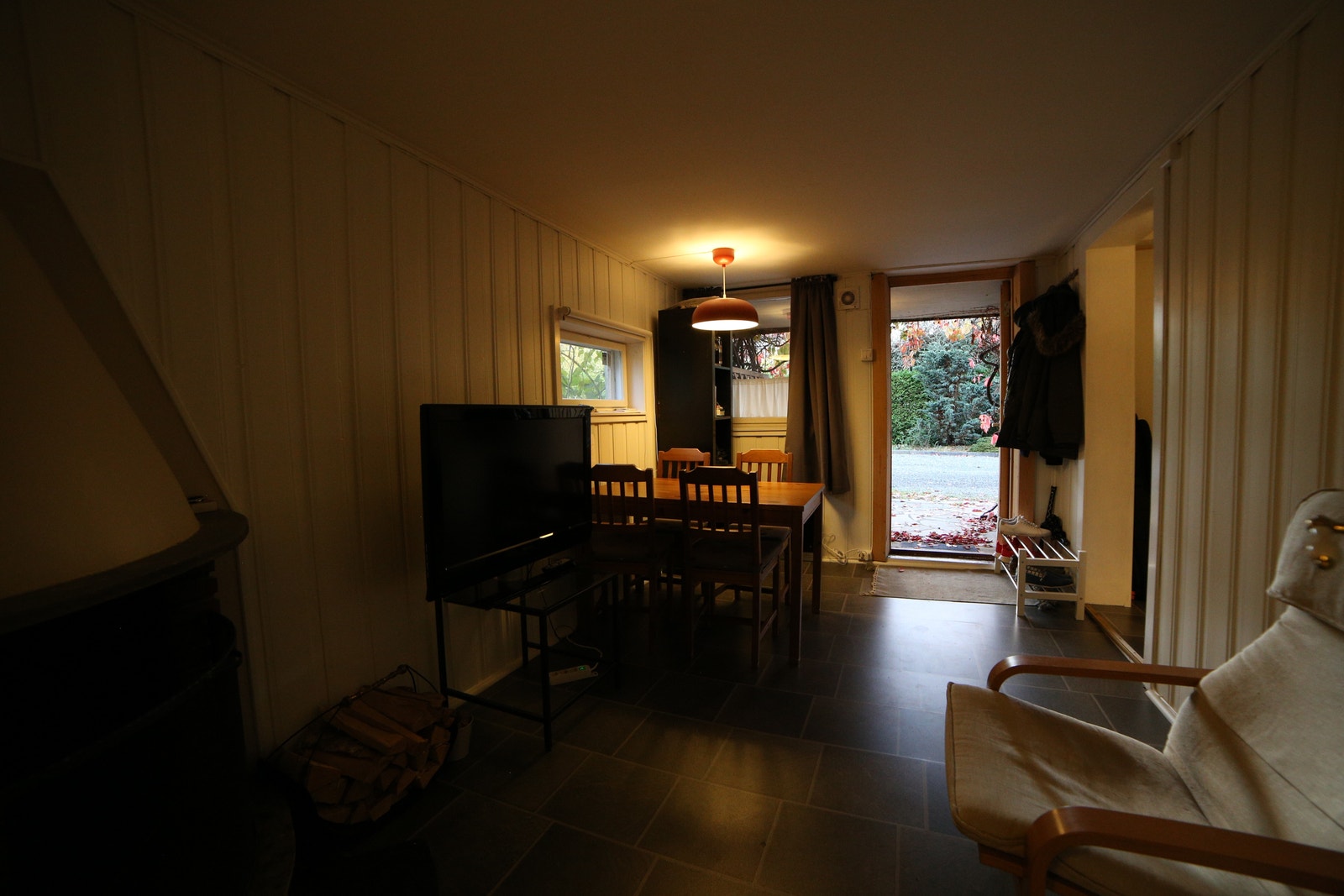 Mot utgangsdør. Galleribilde