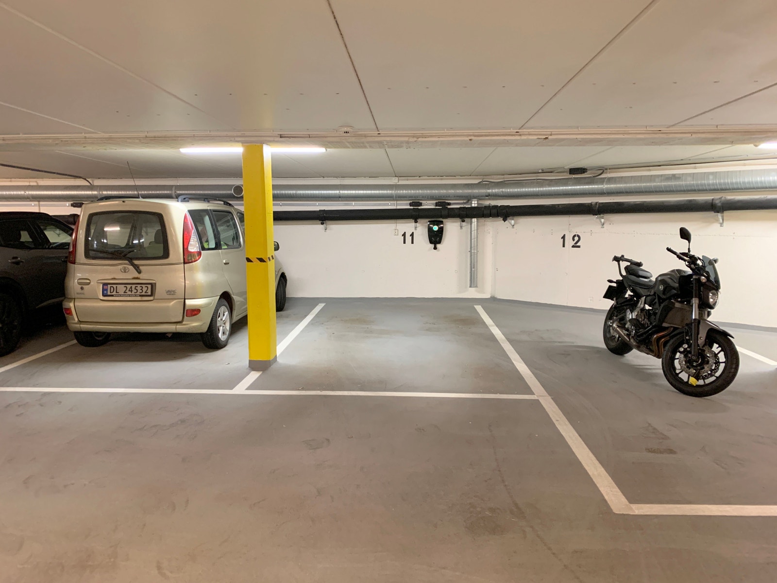 Plass nr. 11: Lengde ca 6.5 meter, bredde 2,6 meter. Høyde rundt 2.30 m. Galleribilde