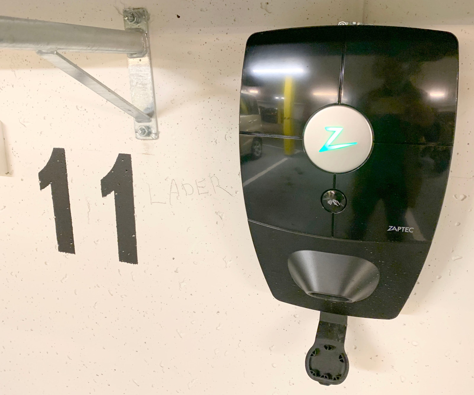 Strøm inkludert i prisen. Zaptec-lader som styres med app. Meget god kundesupport fra leverandøren. Lader og strøm inkludert i leien. Galleribilde