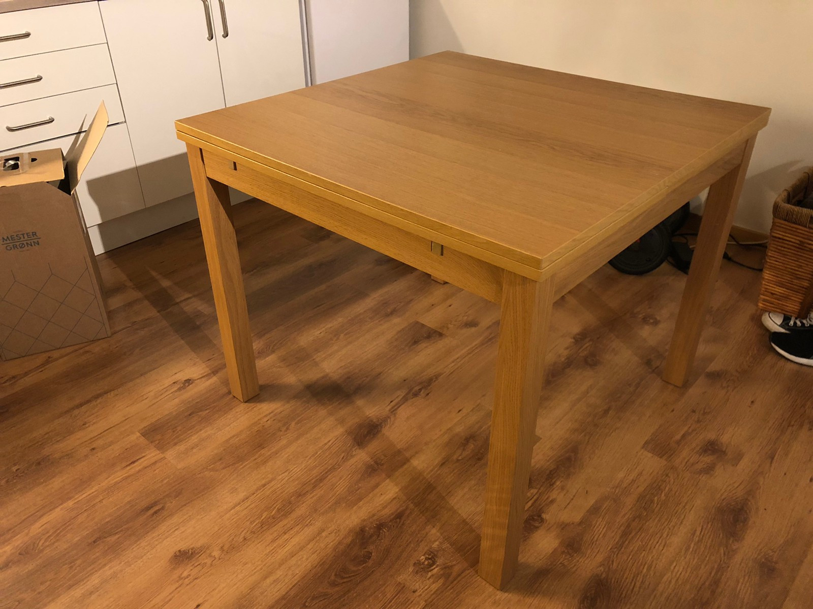 Pent brukt bjursta Ikea uttrekkbart spisebord | FINN.no Bjursta uttrekkbart spisebord pent og praktisk! | FINN.no
