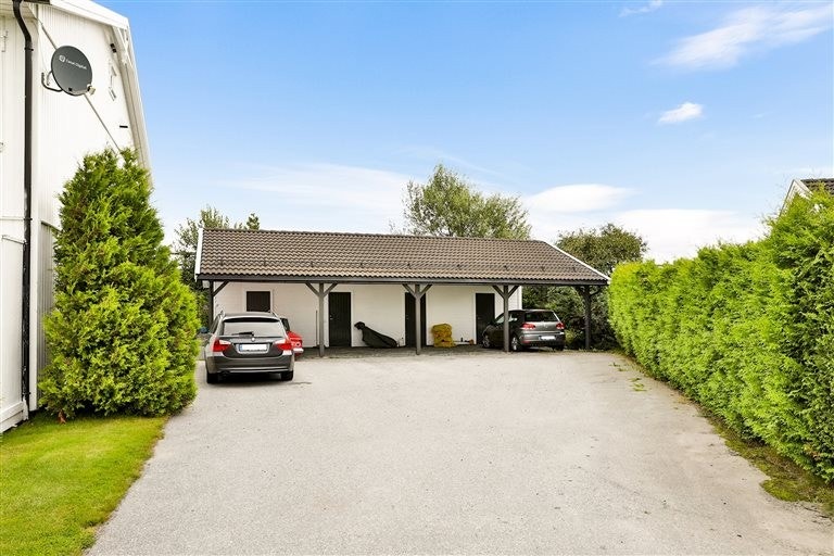 Carport med utebod - den helt til høyre Galleribilde
