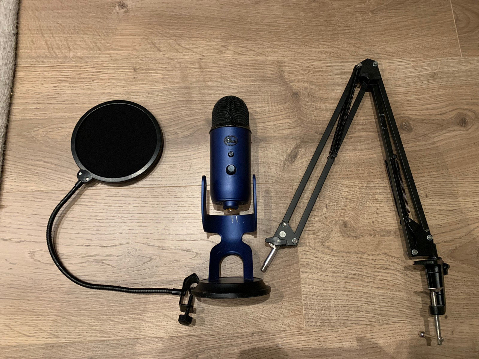 Blue Yeti Mikrofon i blå med studioarm og popfilter | FINN.no Blue Yeti Mikrofon (Inkl. Morgan Stativ) | FINN.no