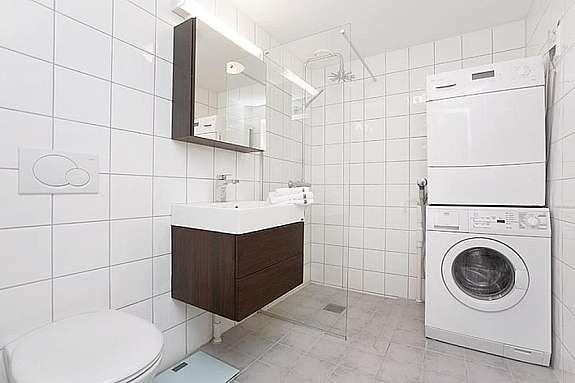 Bad med plass til vaskemaskin og tørketrommel Galleribilde