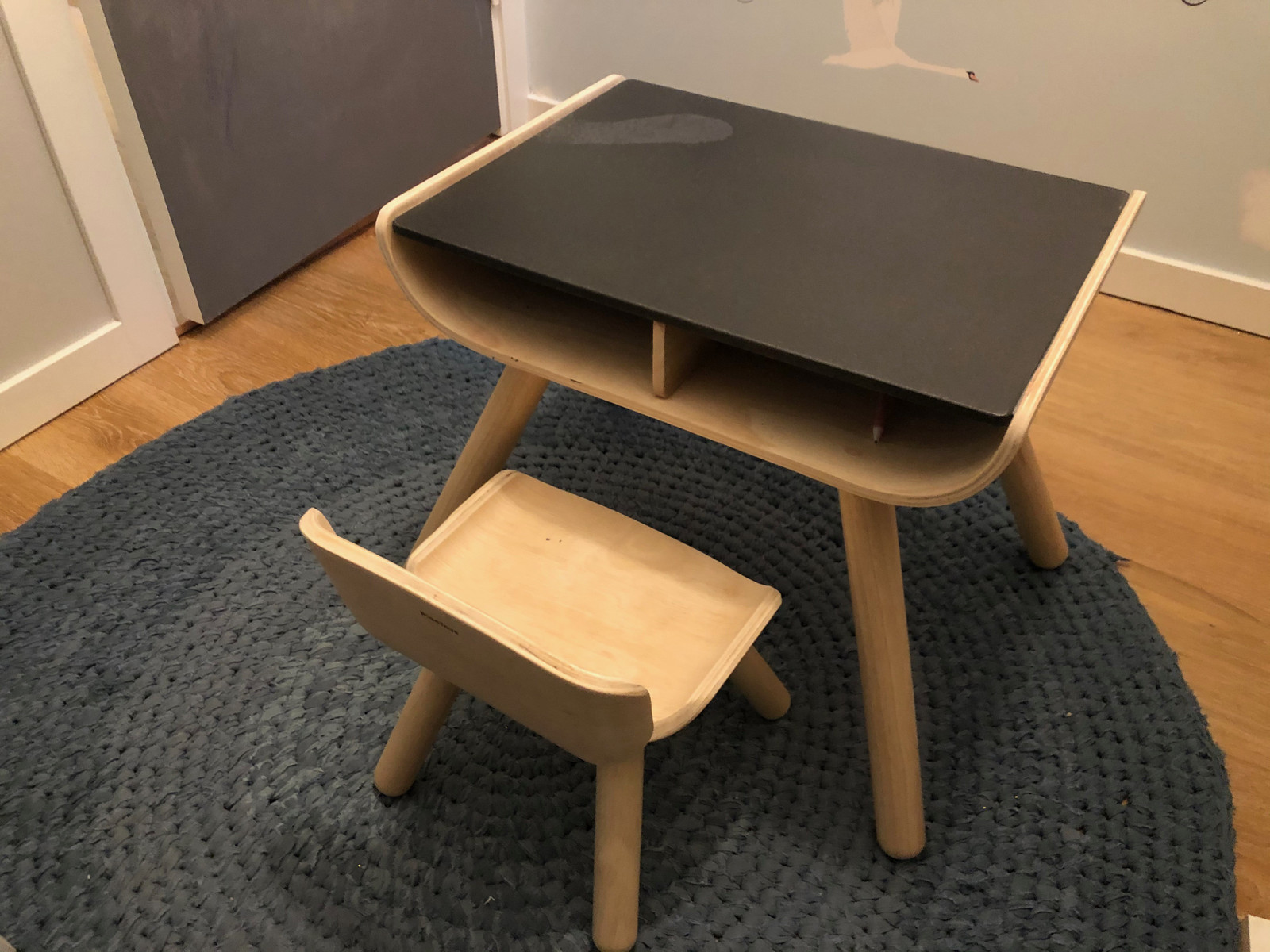 Plan Toys skrivebord med tavle og stol i tre | FINN.no Skrivebord med tavle og stol i tre fra PlanToys