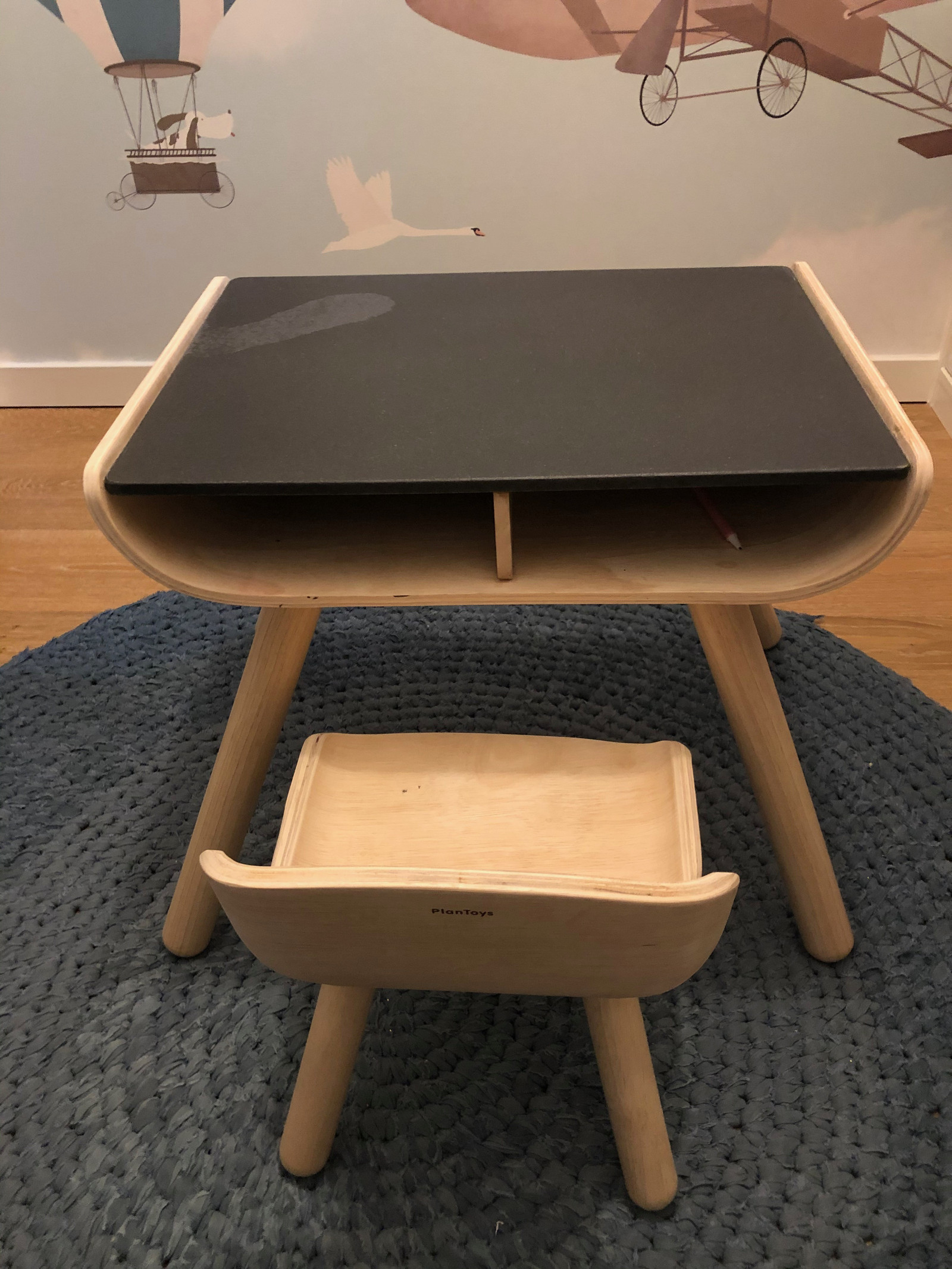 Plan Toys skrivebord med tavle og stol i tre | FINN.no Skrivebord med tavle og stol i tre fra PlanToys