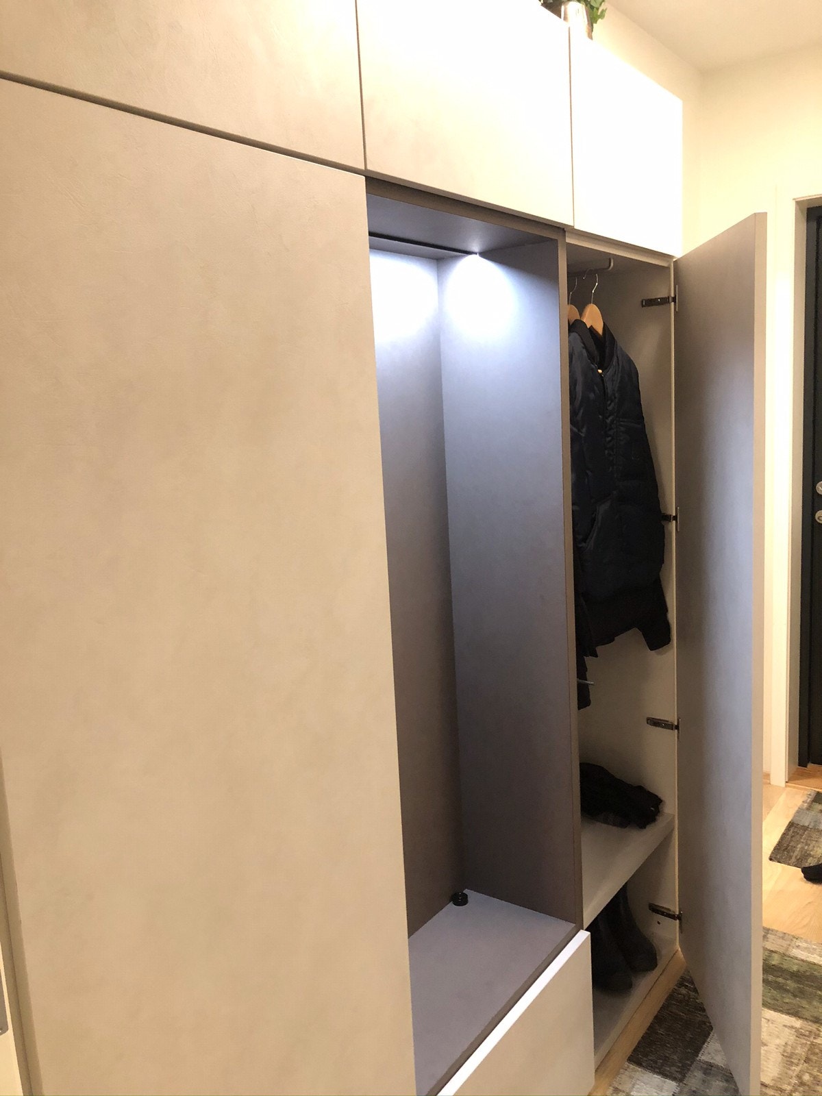 Entré med stor garderobe Galleribilde