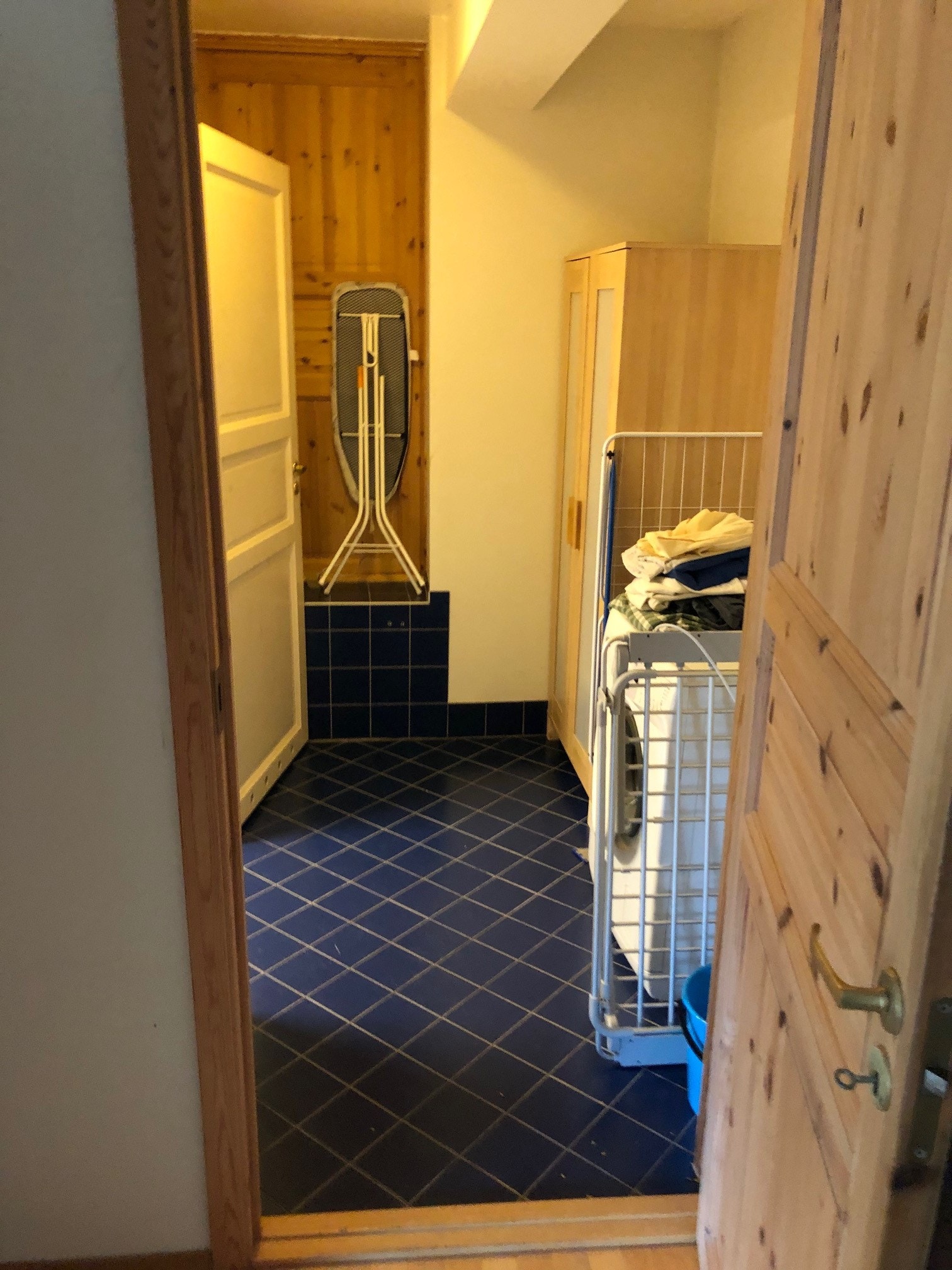 Vaskerommet og rom for oppbevaring. Badet er inn til høyre. Galleribilde