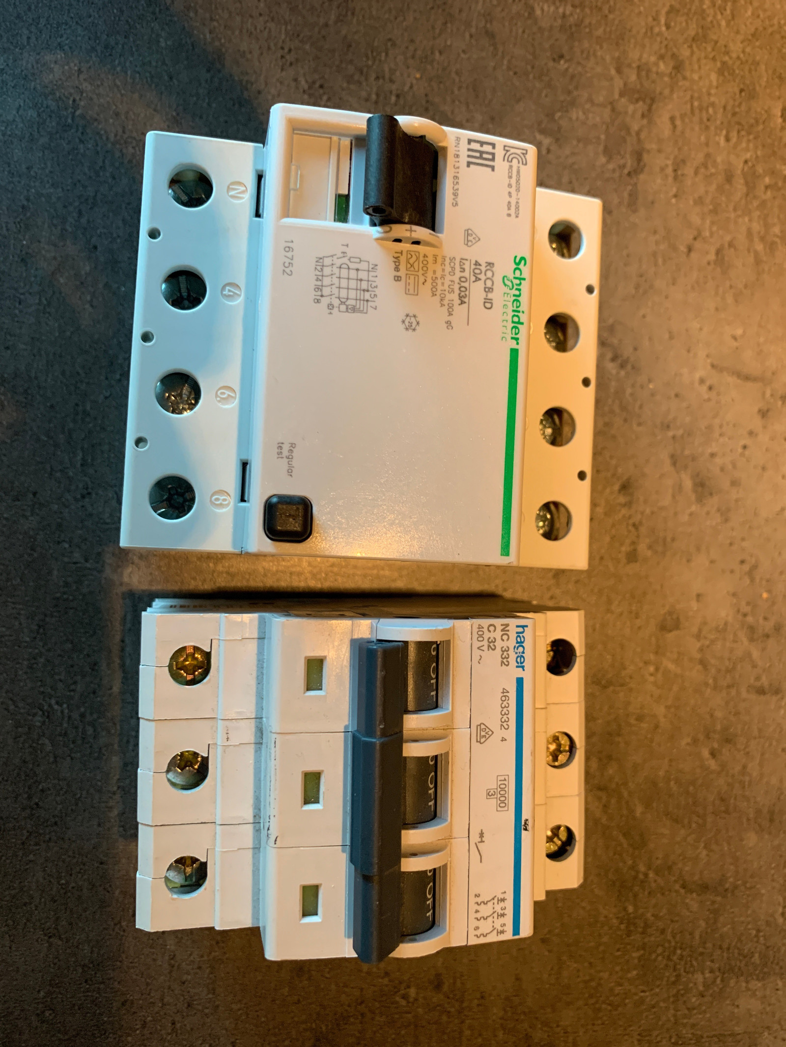Schneider jordfeilbryter RCCB ID 40A TYPE B og Schneider jordfeilbryter Type B. Brukt til Tesla lader | FINN.no