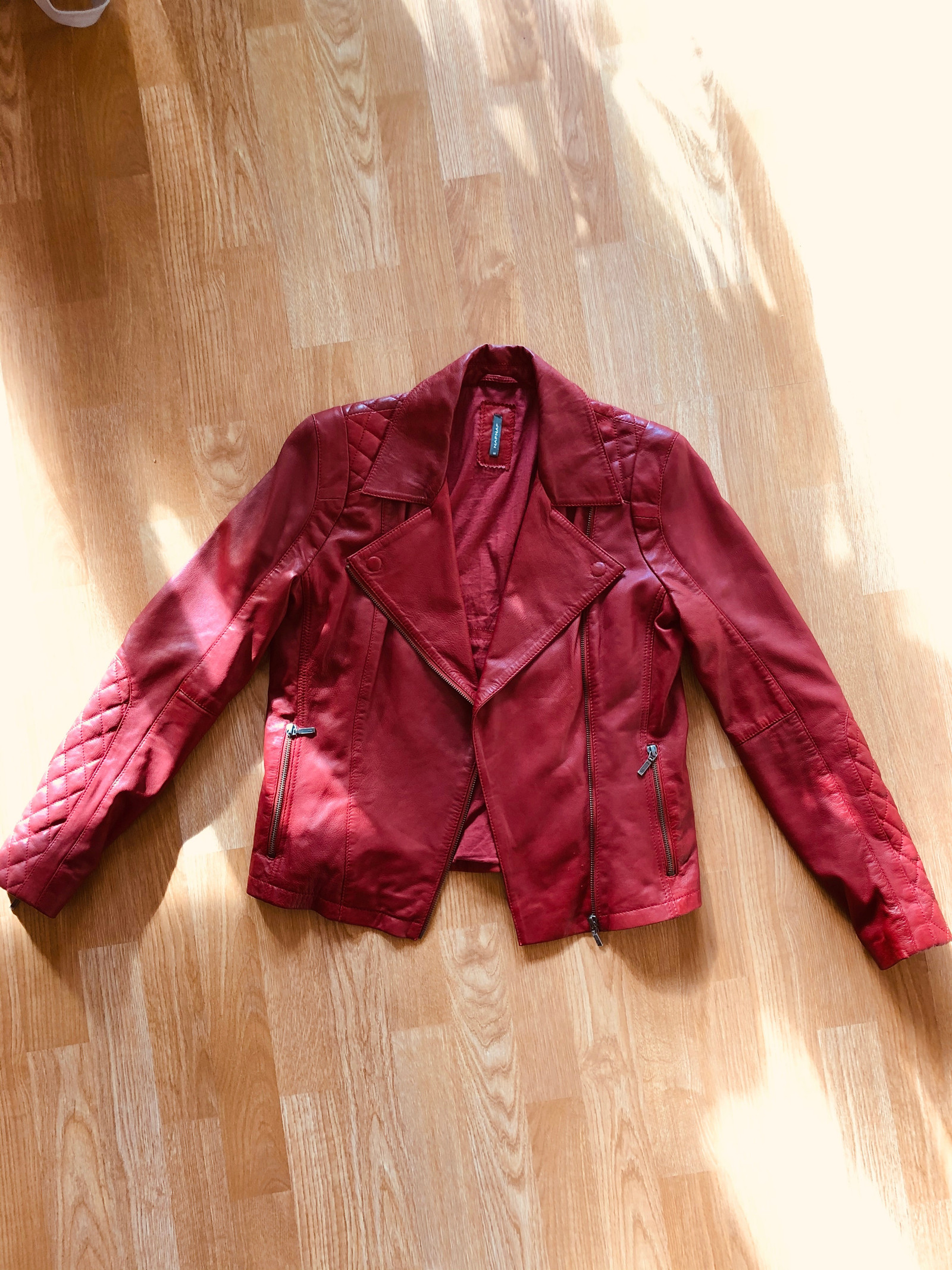 Ekte skinnjakke NAFNAF str 38 | FINN.no Skinnjakke Rød blazer | Velouria Vintage