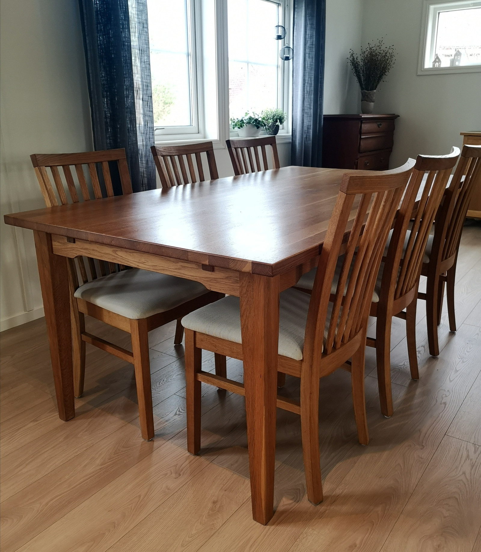 Spisebord med 6 stoler og 2 tilleggsplater | FINN.no Spisebord med 6 stoler. | FINN.no