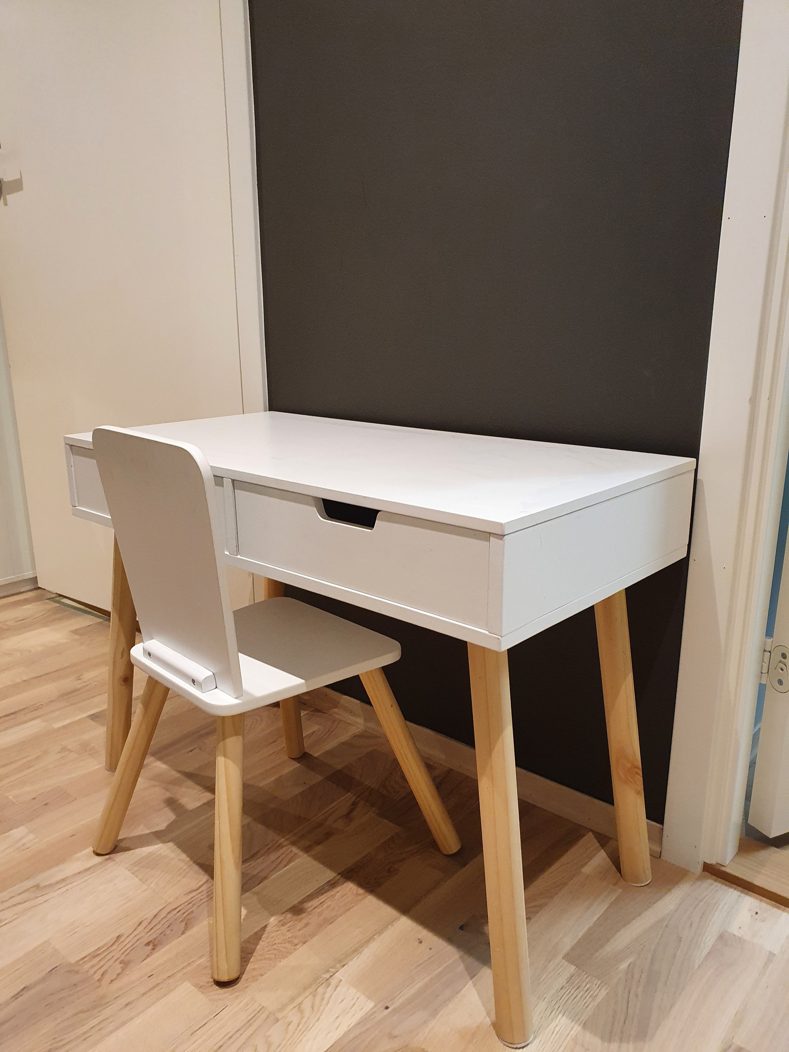 Skrivebord og stol til barn | FINN.no Skrivebord med tavle og stol i tre fra PlanToys