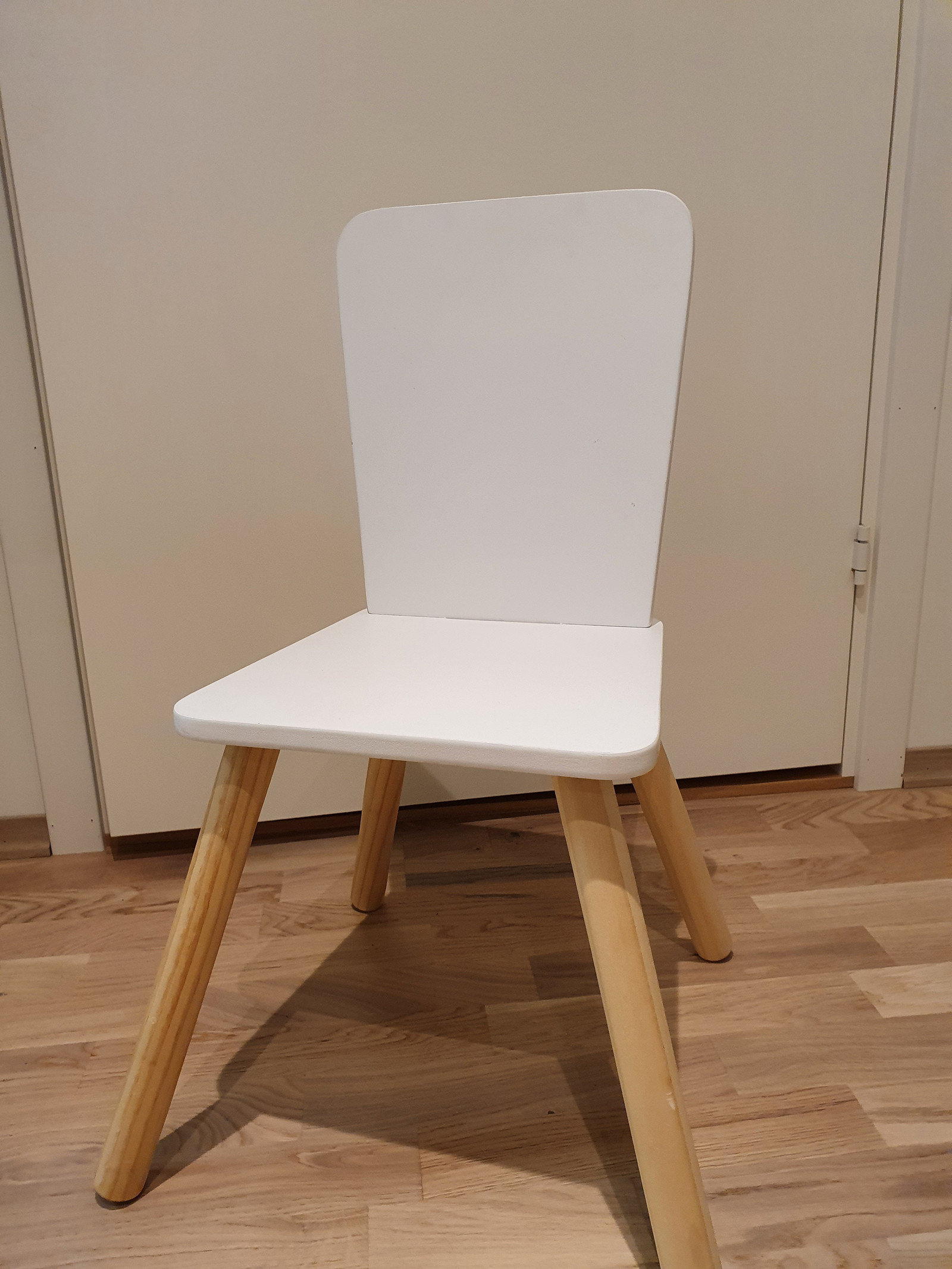 Skrivebord og stol til barn | FINN.no Skrivebord med tavle og stol i tre fra PlanToys