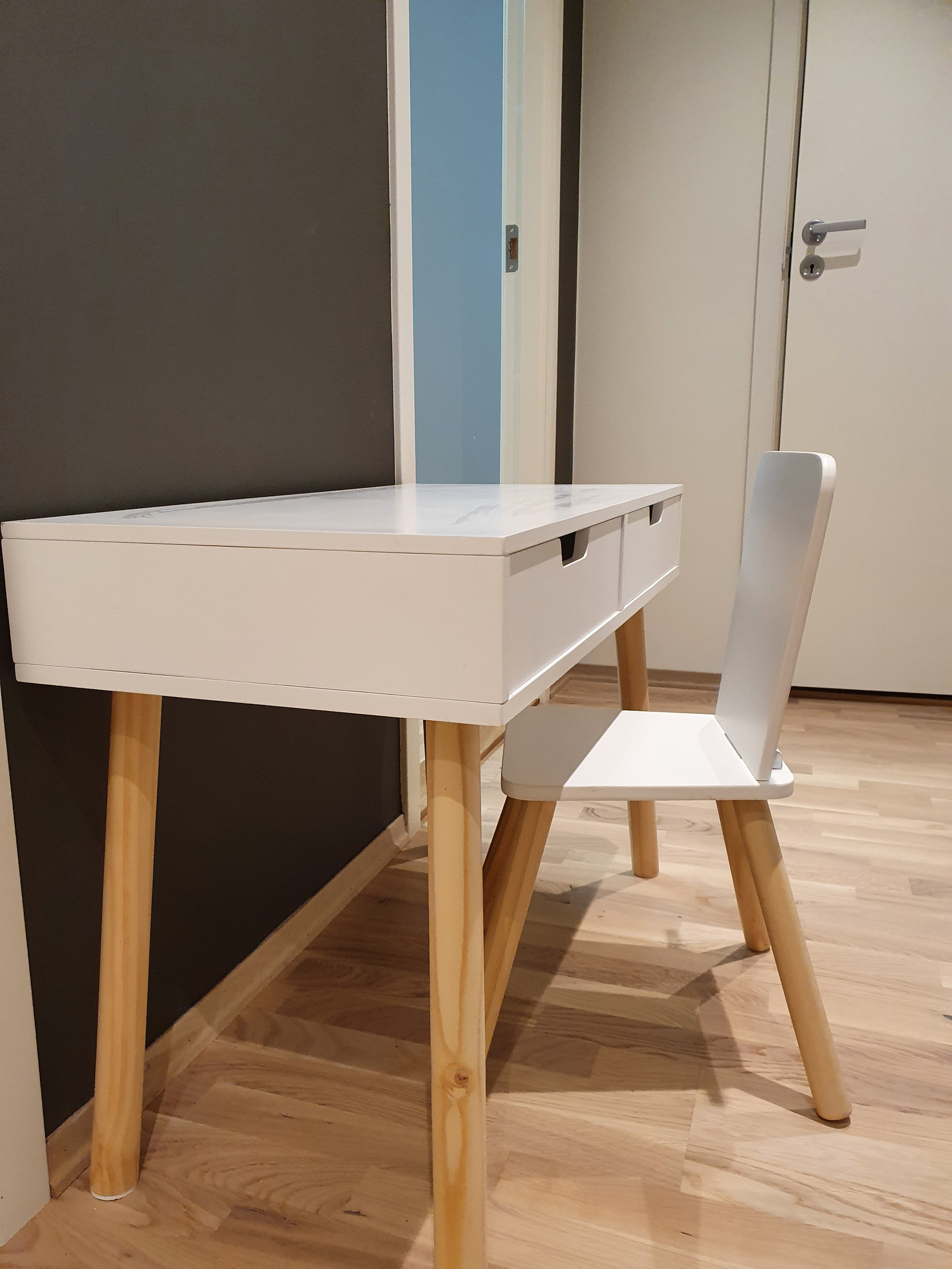 Skrivebord og stol til barn | FINN.no Skrivebord med tavle og stol i tre fra PlanToys