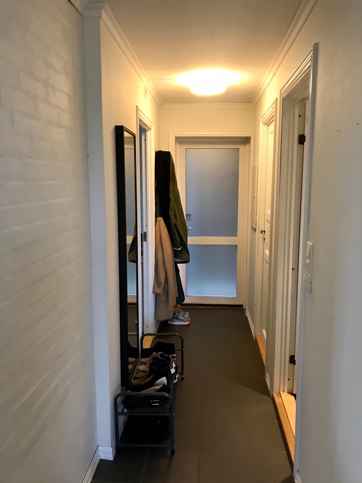 Gang med plass til ytterklær og sko Galleribilde