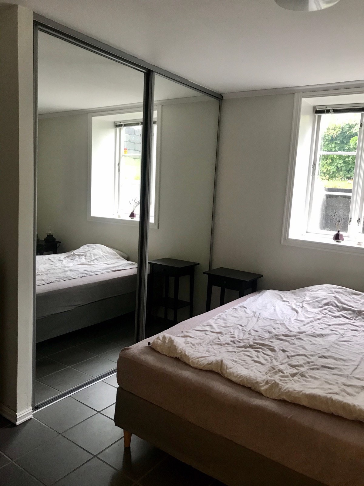 Soverom med garderobe med speildører. Galleribilde