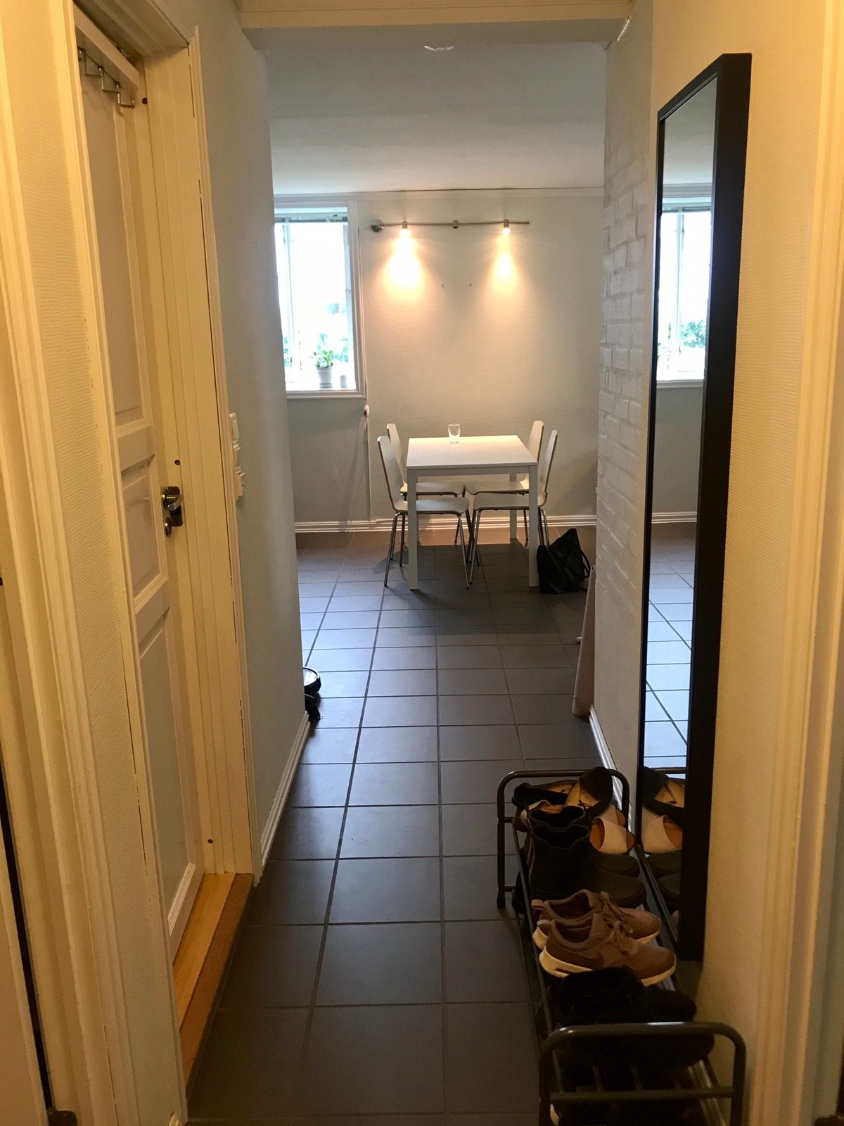 Gang med plass til ytterklær og sko Galleribilde