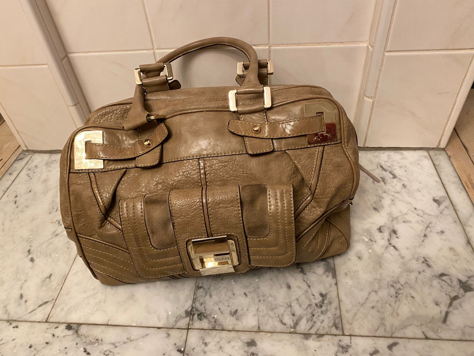 Guess veske, 100% ekte skinn | FINN.no Guess veske, 100% ekte skinn | FINN.no